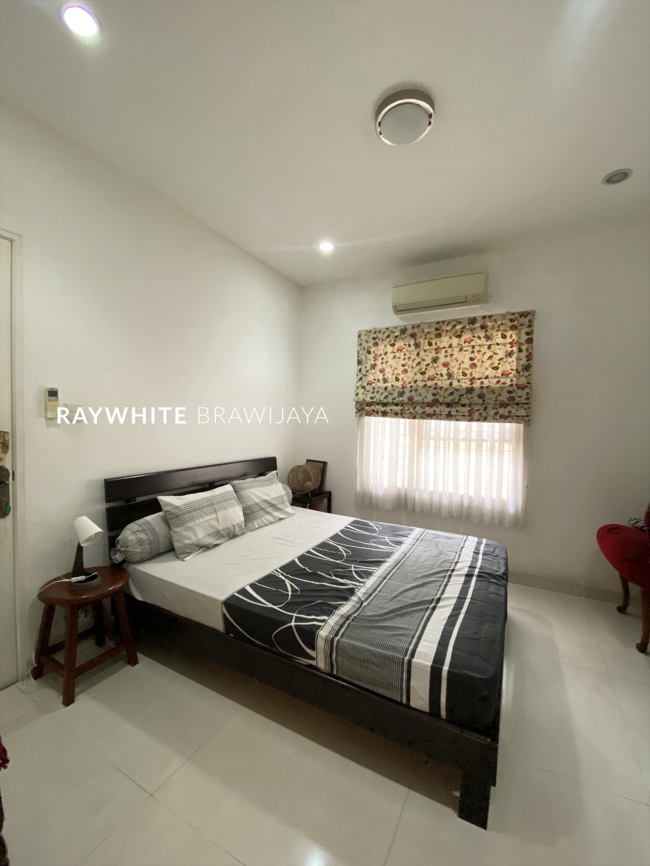 Rumah Bangunan 3 Lantai Lokasi Strategis Area Pondok Indah