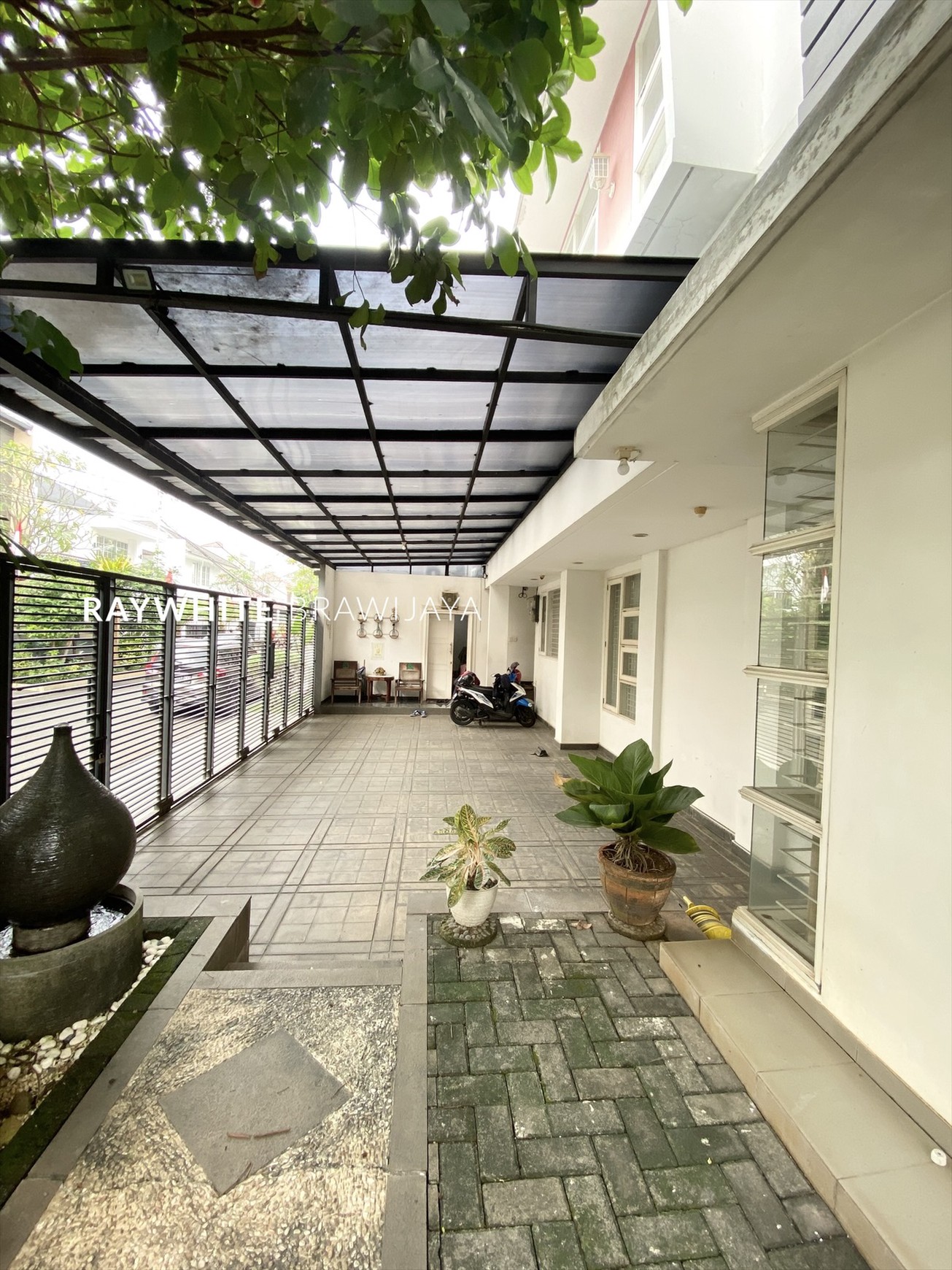 Rumah Bangunan 3 Lantai Lokasi Strategis Area Pondok Indah