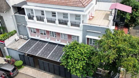 Rumah Bangunan 3 Lantai Lokasi Strategis Area Pondok Indah