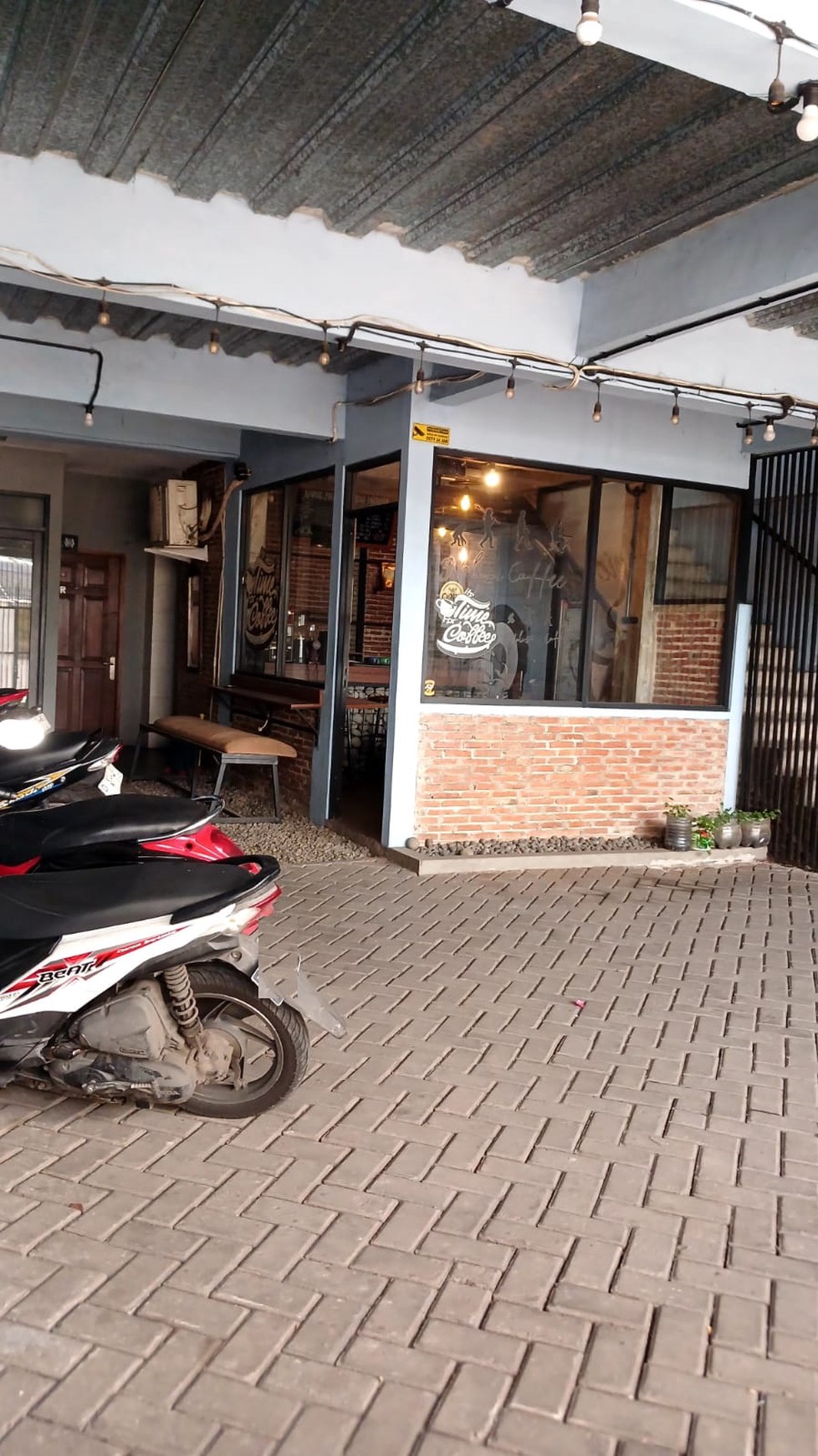 Ruang usaha, bagus, Furnished, Cocok untuk Caffe atau Resto .