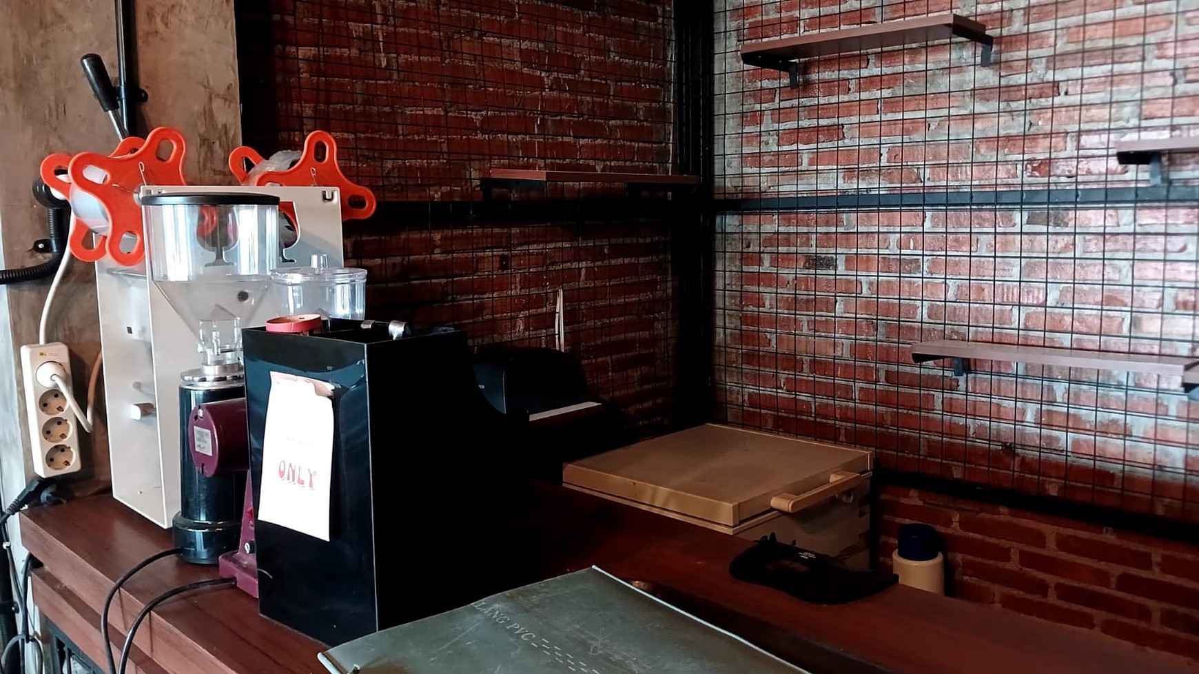 Ruang usaha, bagus, Furnished, Cocok untuk Caffe atau Resto .