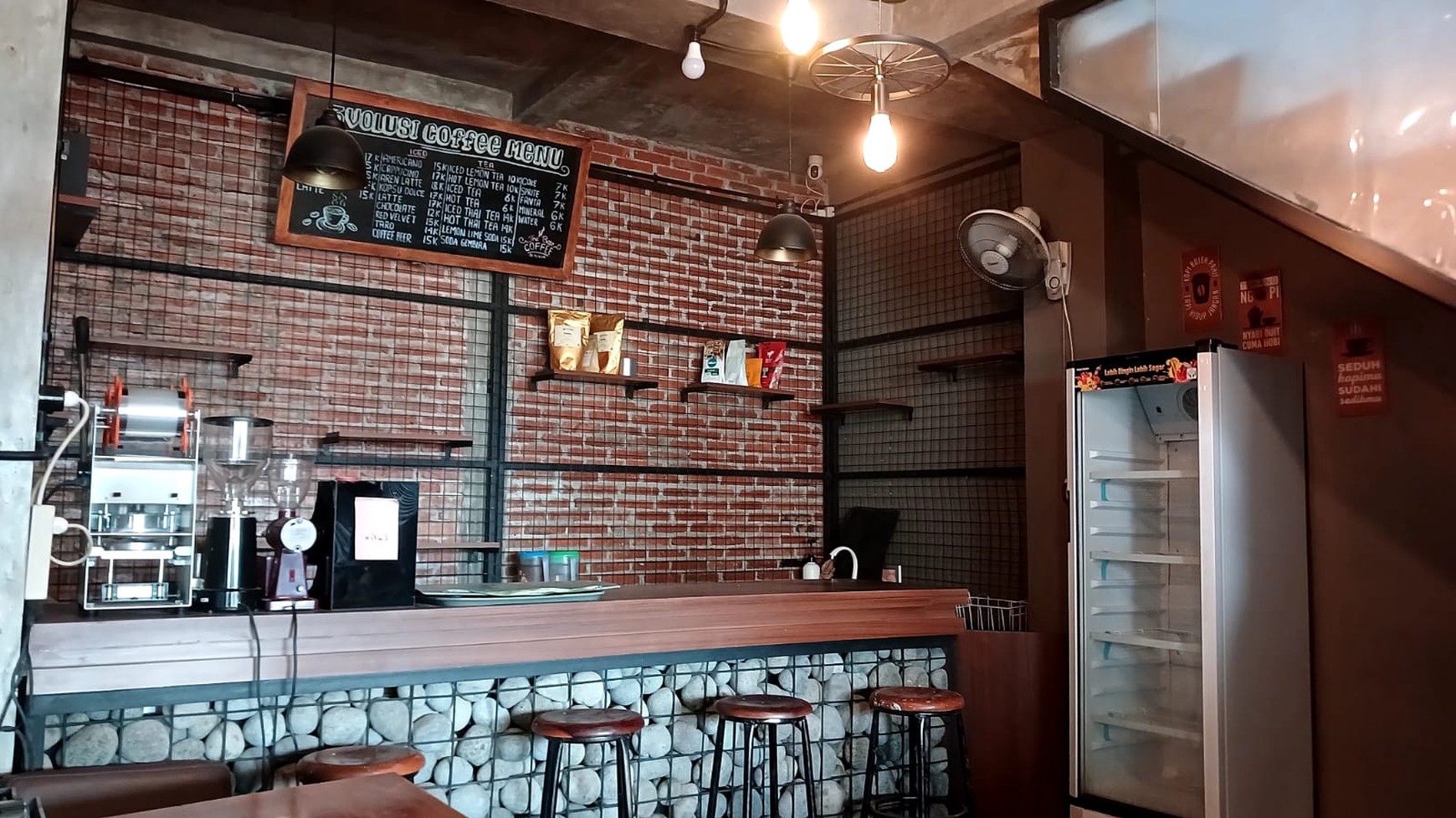 Ruang usaha, bagus, Furnished, Cocok untuk Caffe atau Resto .