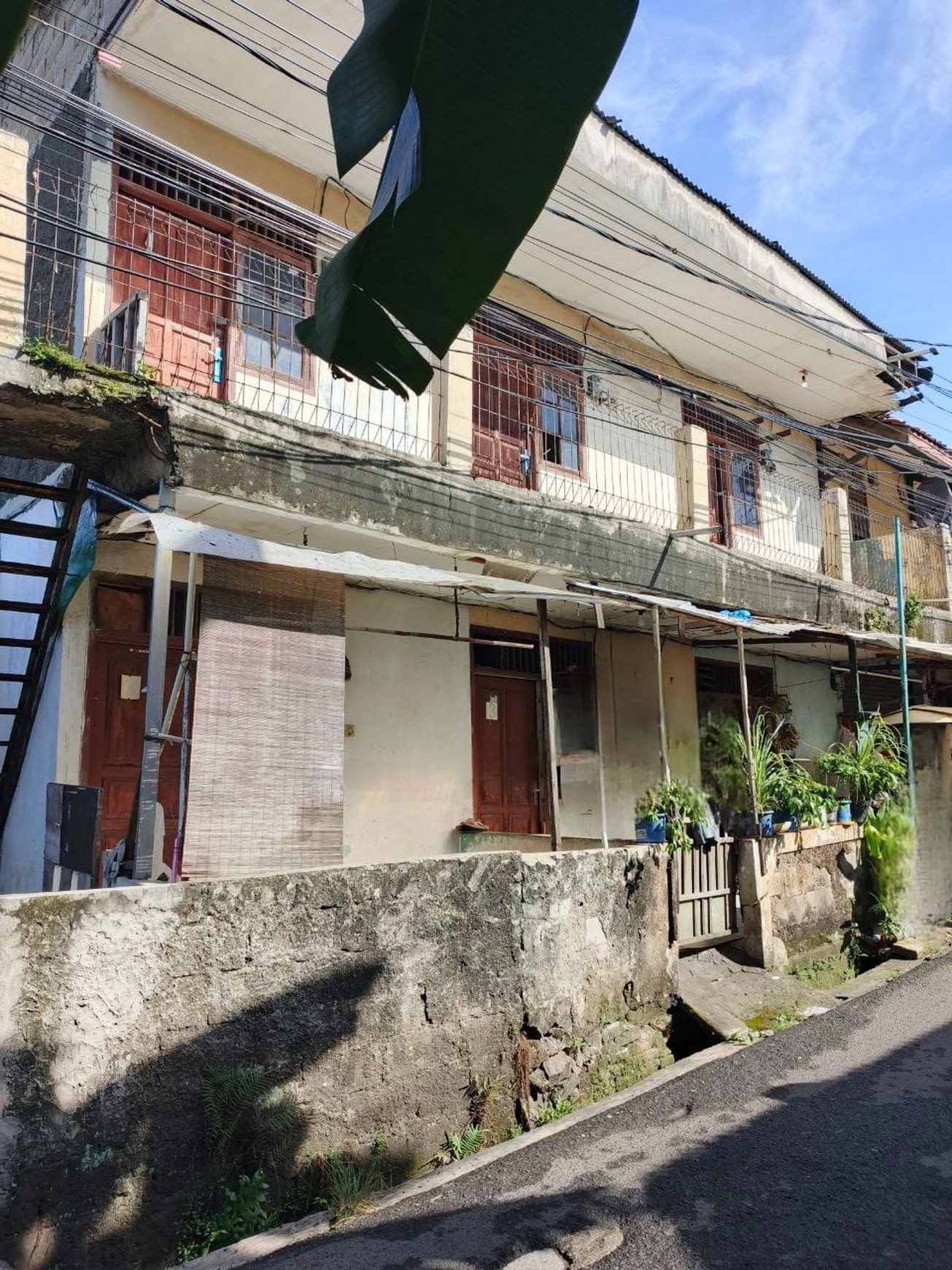 Rumah kontrakan siap huni dengan lingkungan yang aman di pondok aren