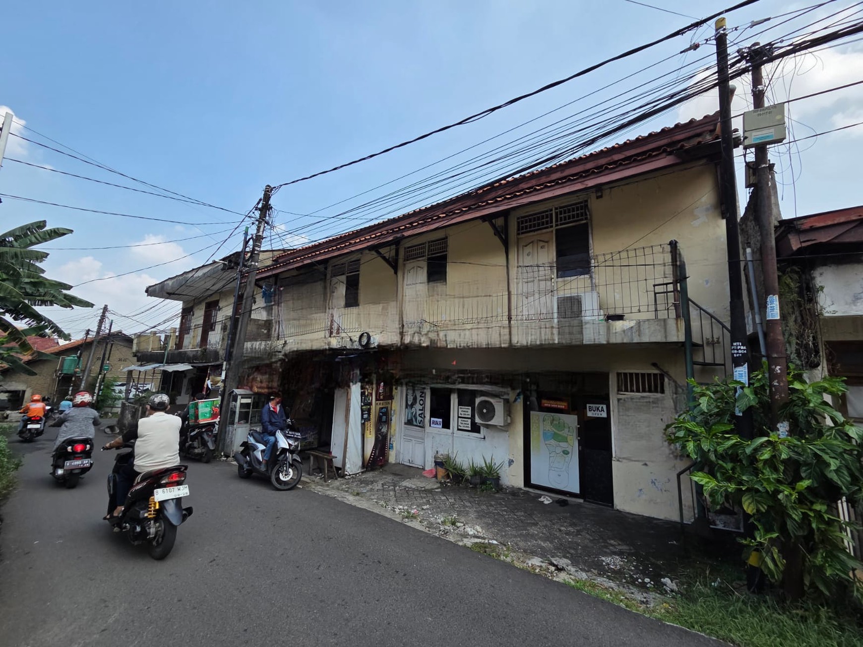 Rumah kontrakan siap huni dengan lingkungan yang aman di pondok aren