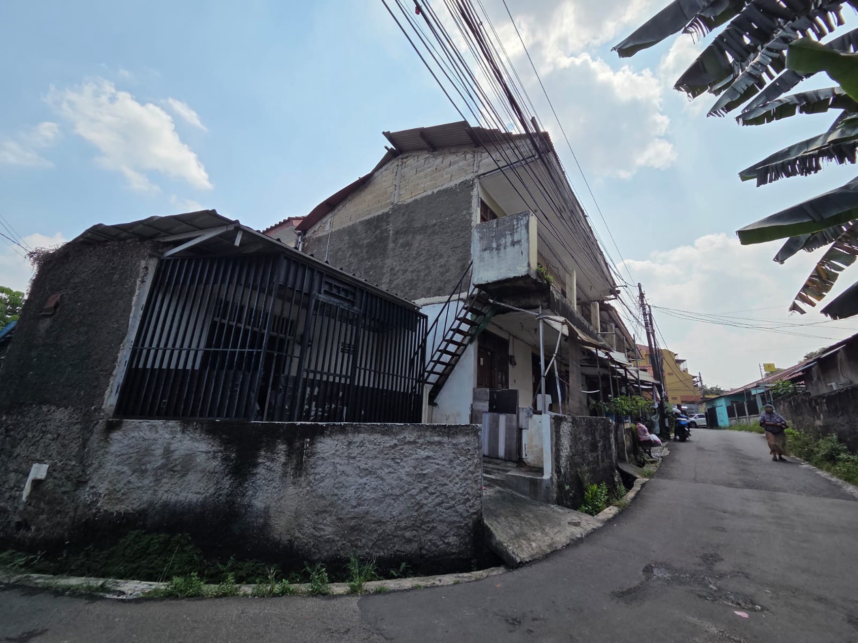 Rumah kontrakan siap huni dengan lingkungan yang aman di pondok aren
