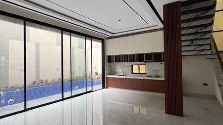 Rumah di Jakarta Pusat 2 Lantai + Balkon LT 294 LB 482 sudah SHM Ada Pool di dalam nya