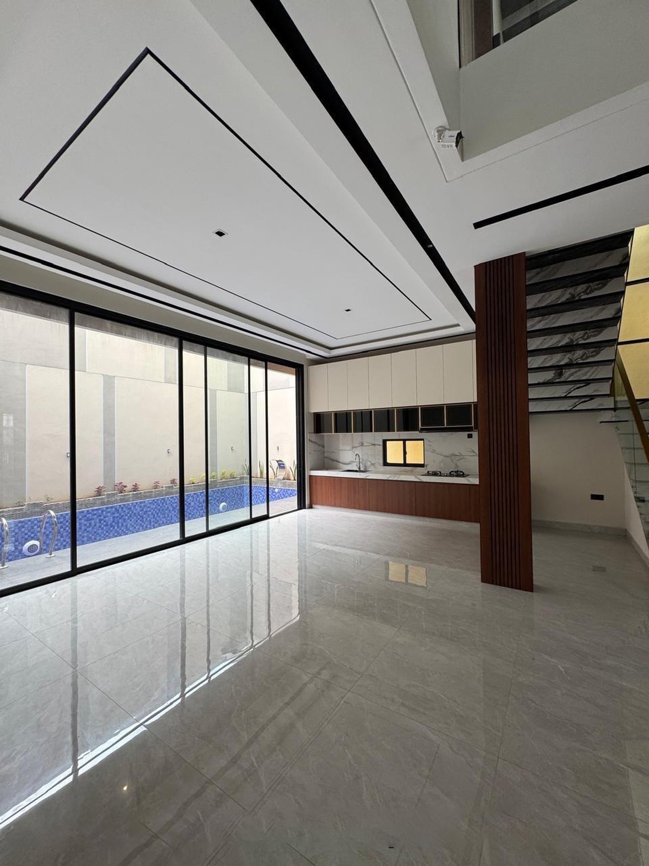Rumah di Jakarta Pusat 2 Lantai + Balkon LT 294 LB 482 sudah SHM Ada Pool di dalam nya