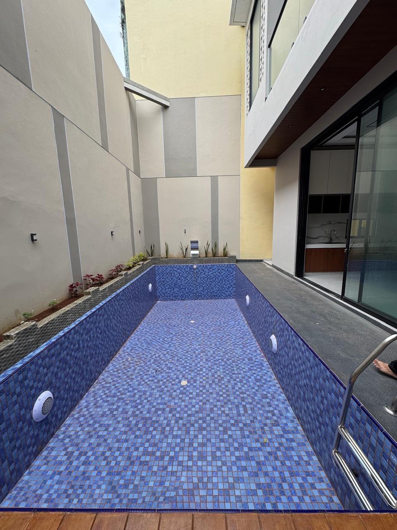 Rumah di Jakarta Pusat 2 Lantai + Balkon LT 294 LB 482 sudah SHM Ada Pool di dalam nya