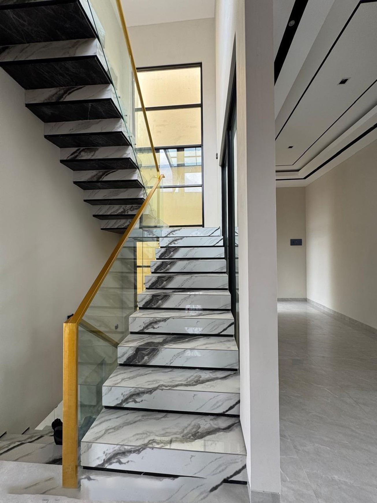 Rumah di Jakarta Pusat 2 Lantai + Balkon LT 294 LB 482 sudah SHM Ada Pool di dalam nya