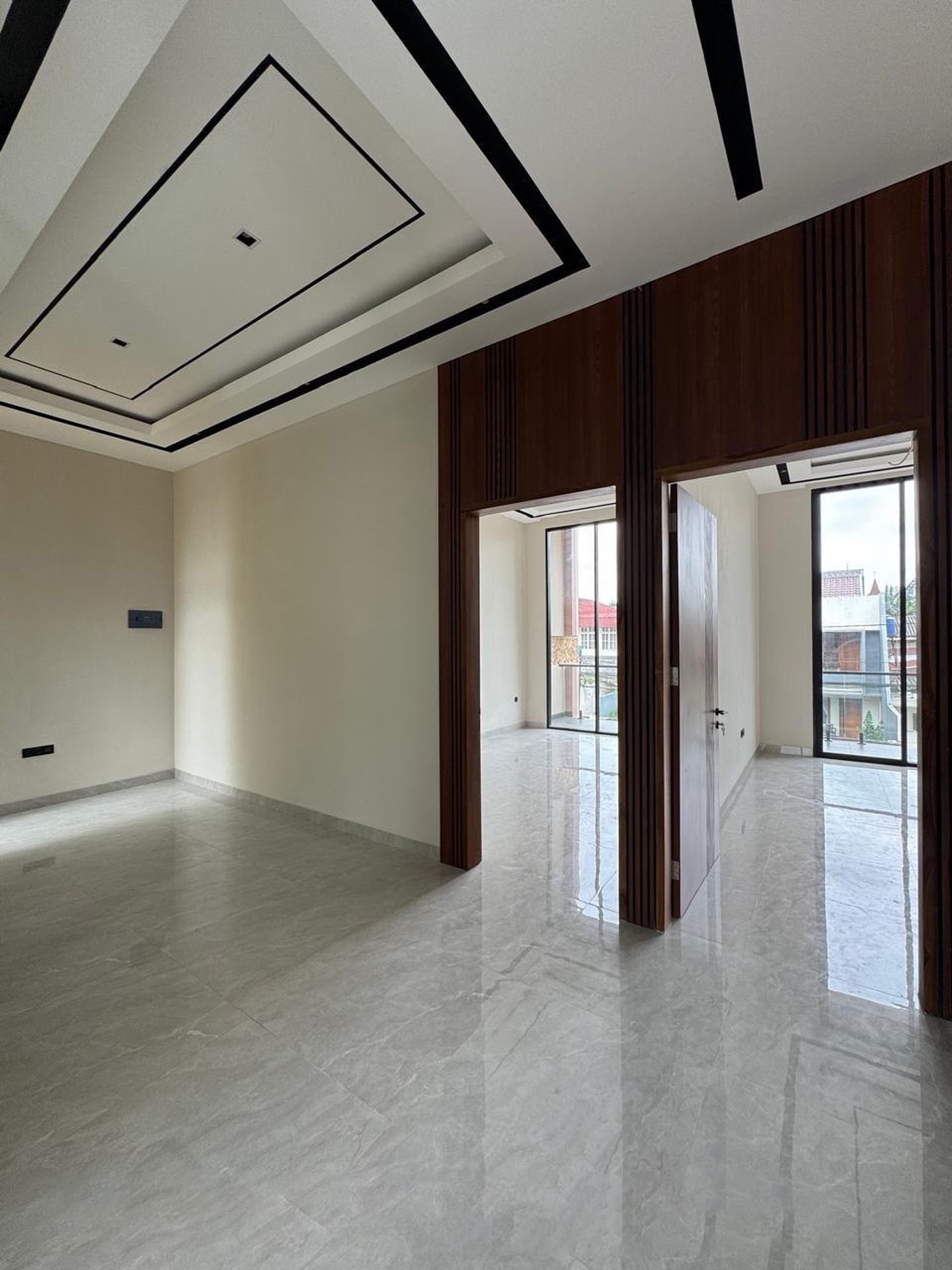 Rumah di Jakarta Pusat 2 Lantai + Balkon LT 294 LB 482 sudah SHM Ada Pool di dalam nya