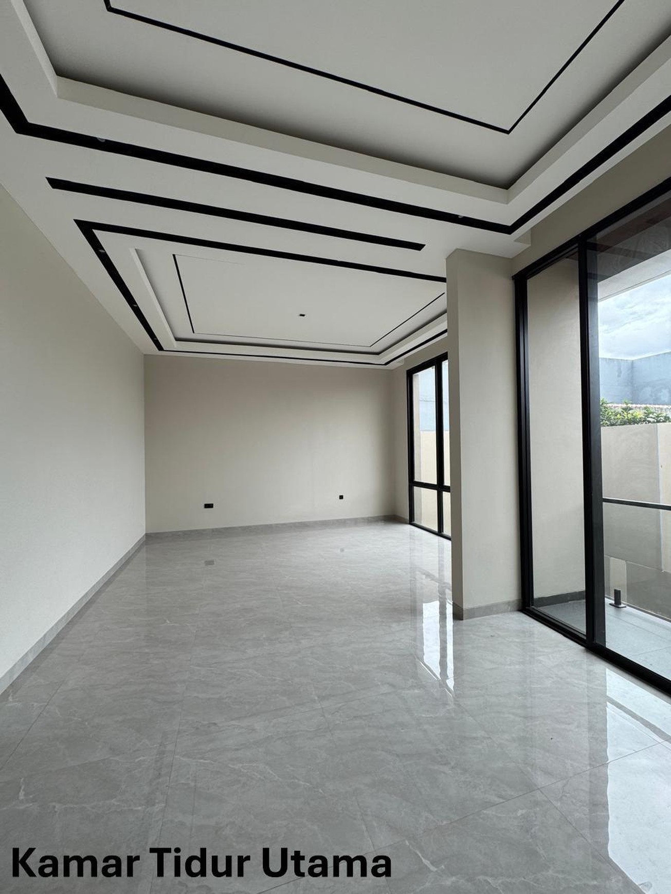 Rumah di Jakarta Pusat 2 Lantai + Balkon LT 294 LB 482 sudah SHM Ada Pool di dalam nya