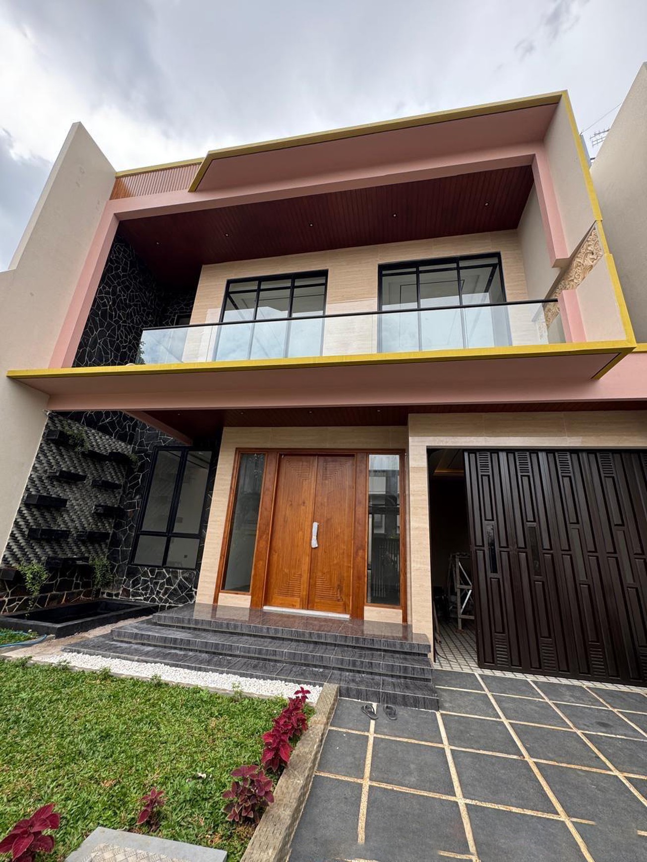 Rumah di Jakarta Pusat 2 Lantai + Balkon LT 294 LB 482 sudah SHM Ada Pool di dalam nya