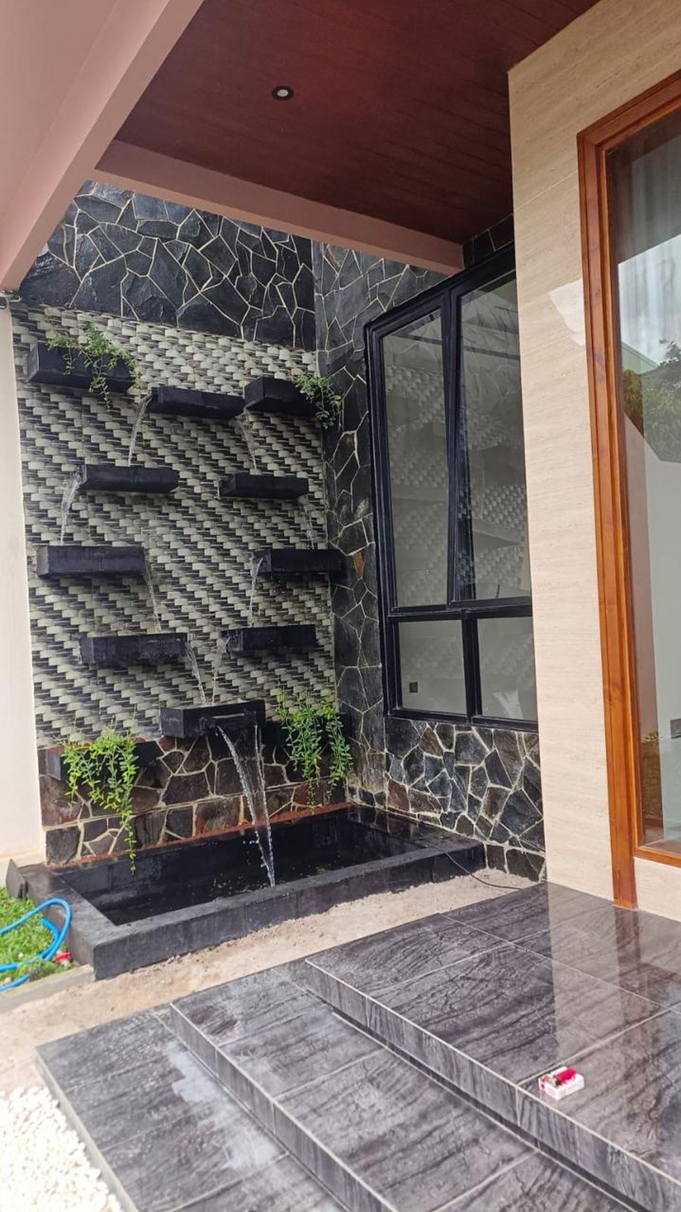 Rumah di Jakarta Pusat 2 Lantai + Balkon LT 294 LB 482 sudah SHM Ada Pool di dalam nya