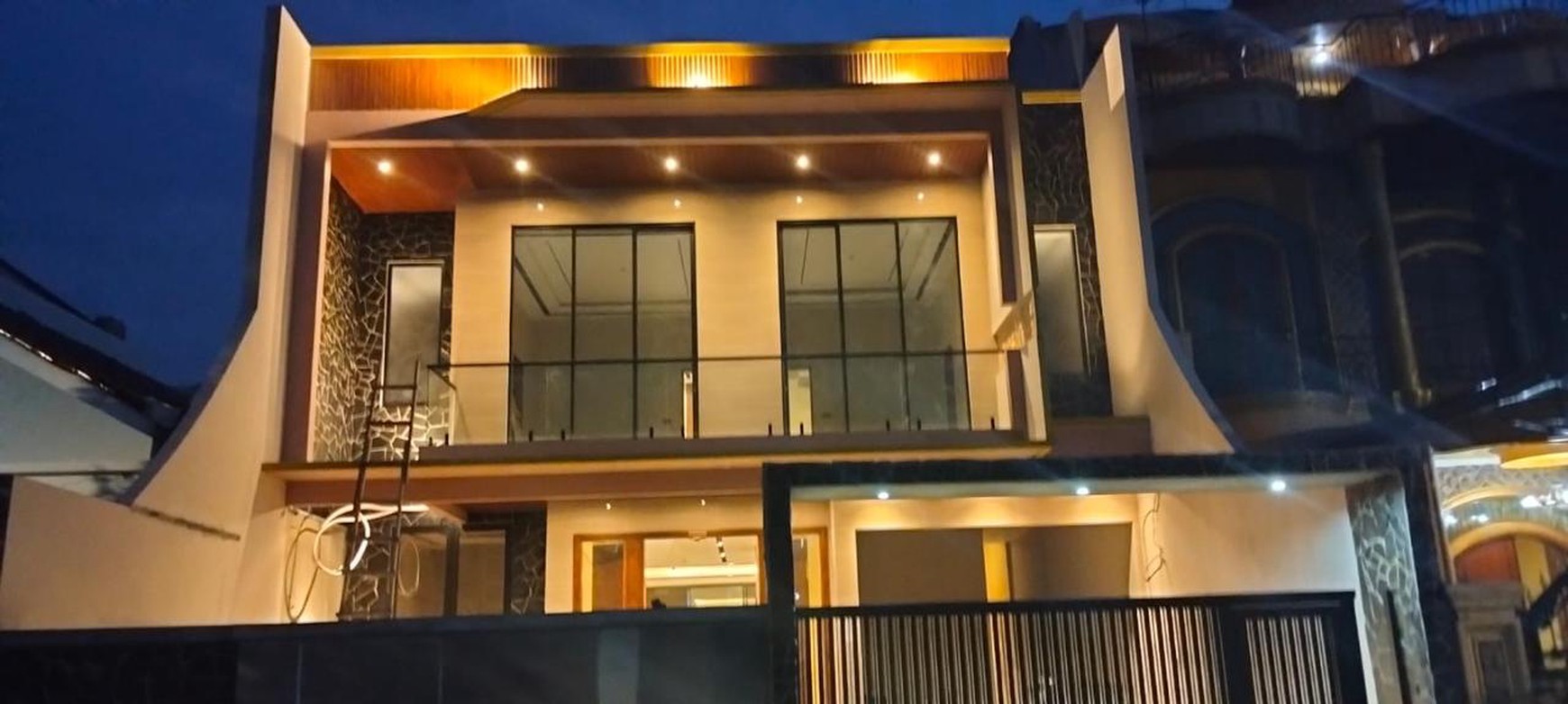 Rumah di Jakarta Pusat 2 Lantai + Balkon LT 294 LB 482 sudah SHM Ada Pool di dalam nya