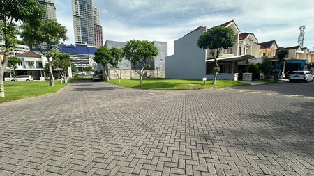 Tanah Hook di depan Taman di Pakuwon City, dekat Pakuwon City Mall