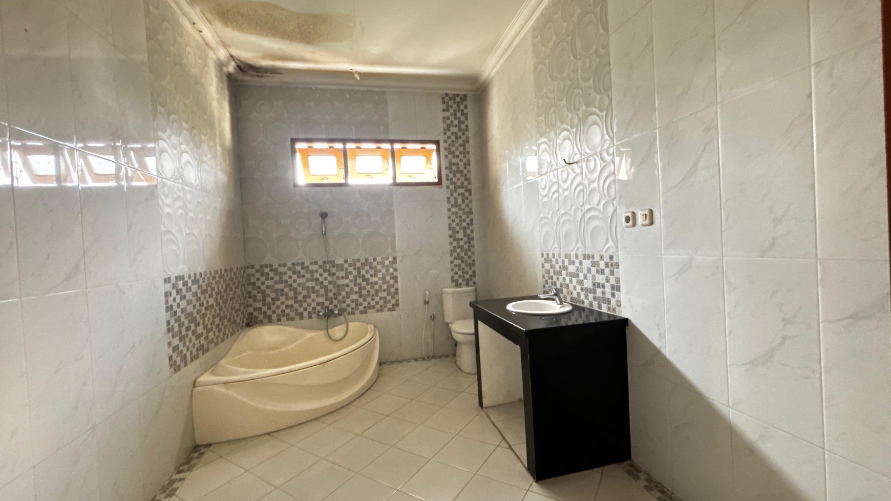 Rumah Baru Lux 3 1/2 Lantai Di Cluster, Pejaten Jakarta Selatan