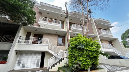 Rumah Baru 3 1/2 Lantai, Di Cluster Eksklusif Puri Maharani, Pejaten, Jakarta Selatan