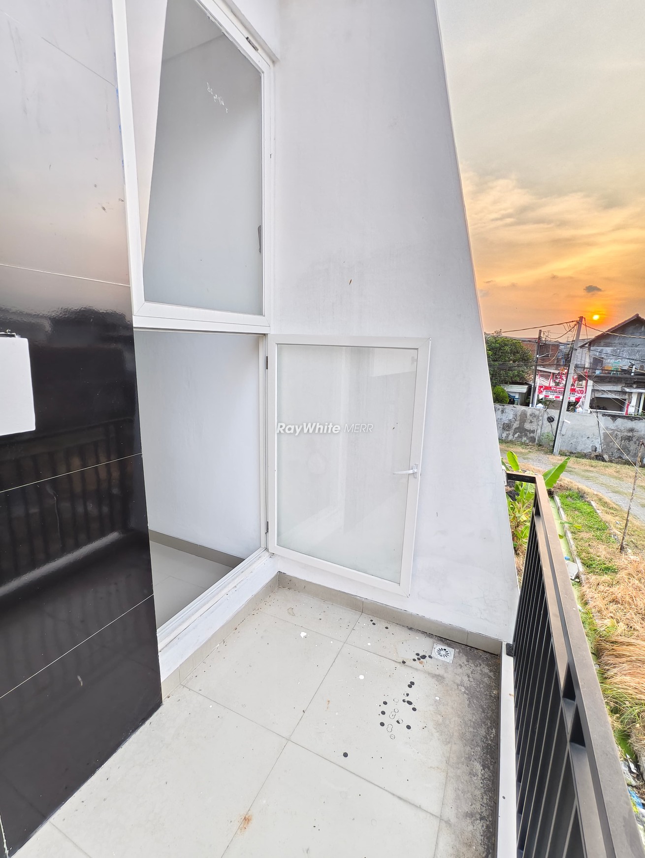 Rumah 2 Lantai Siap Huni - di Surabaya Utara hanya 800 Jutaan