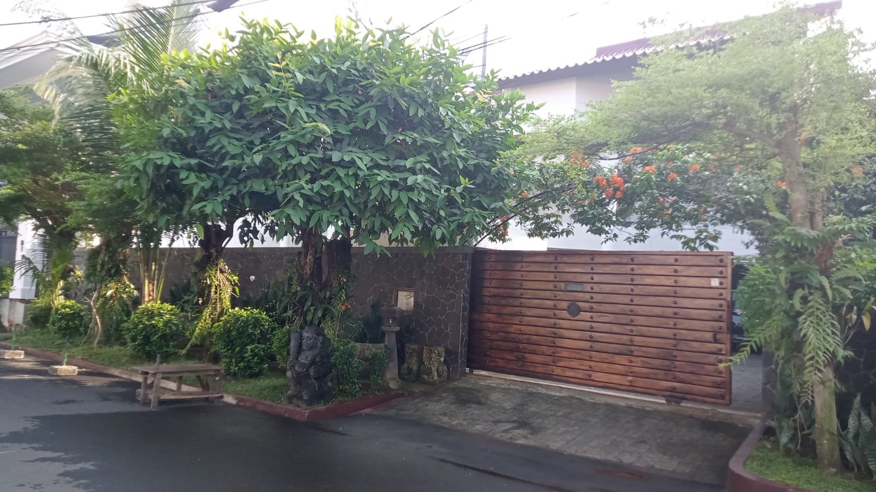 Hunian dalam perumahan elite , dikawasan kuningan jakarta selatan , dekat dengan Rmh sakit , kantor kedutaan , mal , sarana transportasi , pintu tol.