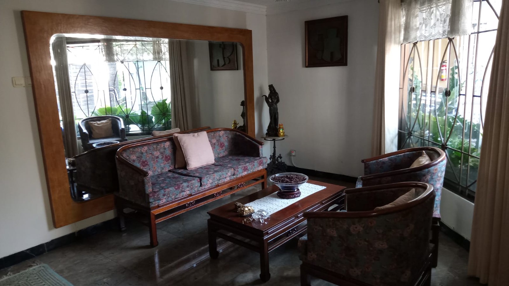 Hunian dalam perumahan elite , dikawasan kuningan jakarta selatan , dekat dengan Rmh sakit , kantor kedutaan , mal , sarana transportasi , pintu tol.