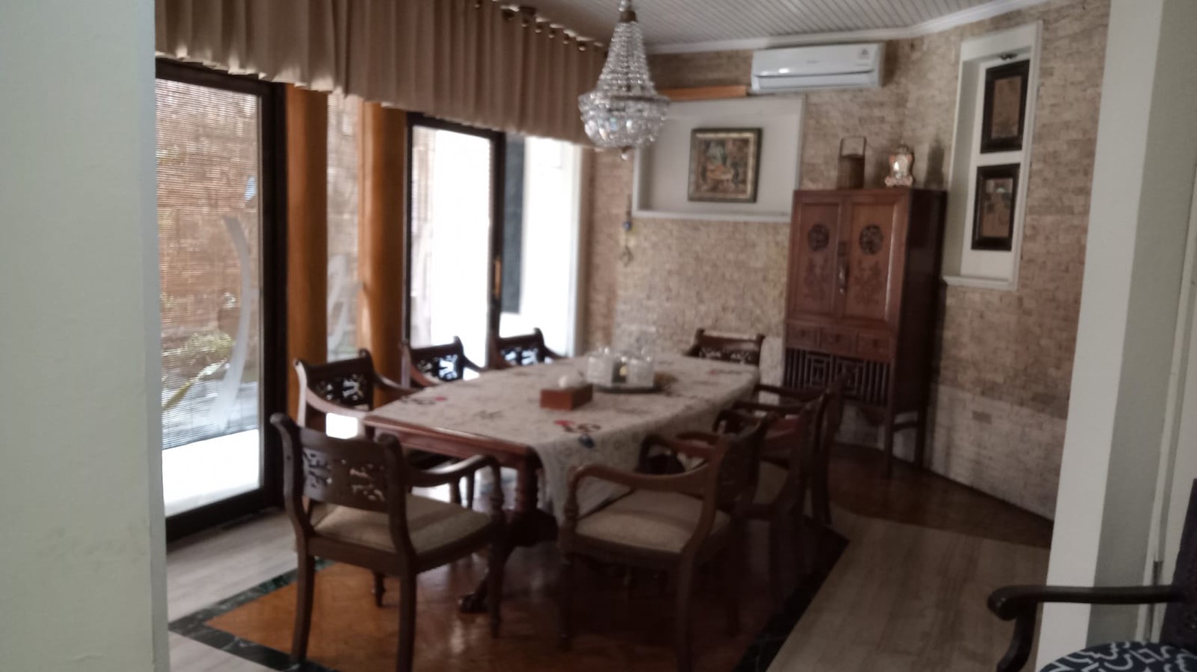 Hunian dalam perumahan elite , dikawasan kuningan jakarta selatan , dekat dengan Rmh sakit , kantor kedutaan , mal , sarana transportasi , pintu tol.