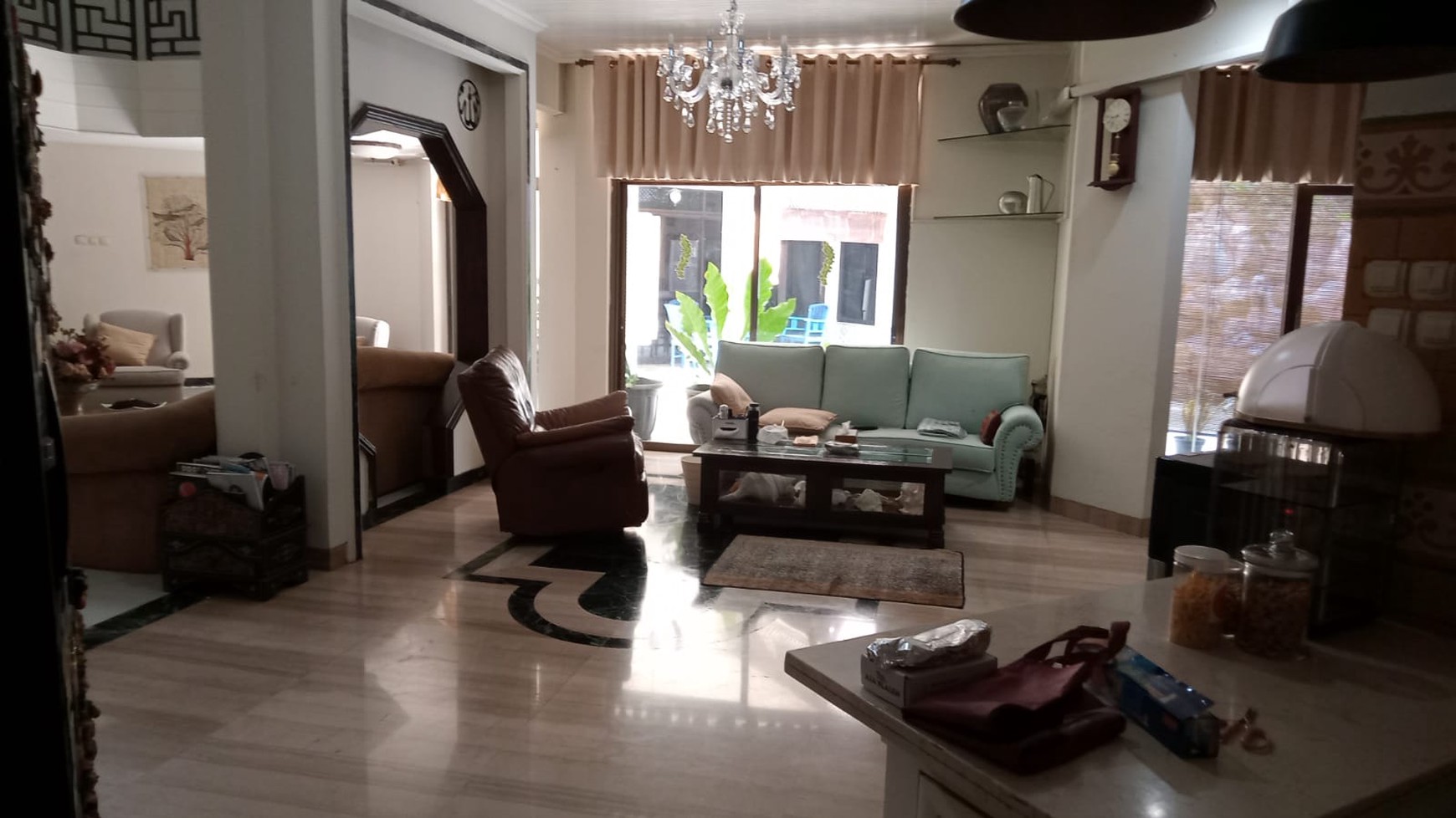 Hunian dalam perumahan elite , dikawasan kuningan jakarta selatan , dekat dengan Rmh sakit , kantor kedutaan , mal , sarana transportasi , pintu tol.