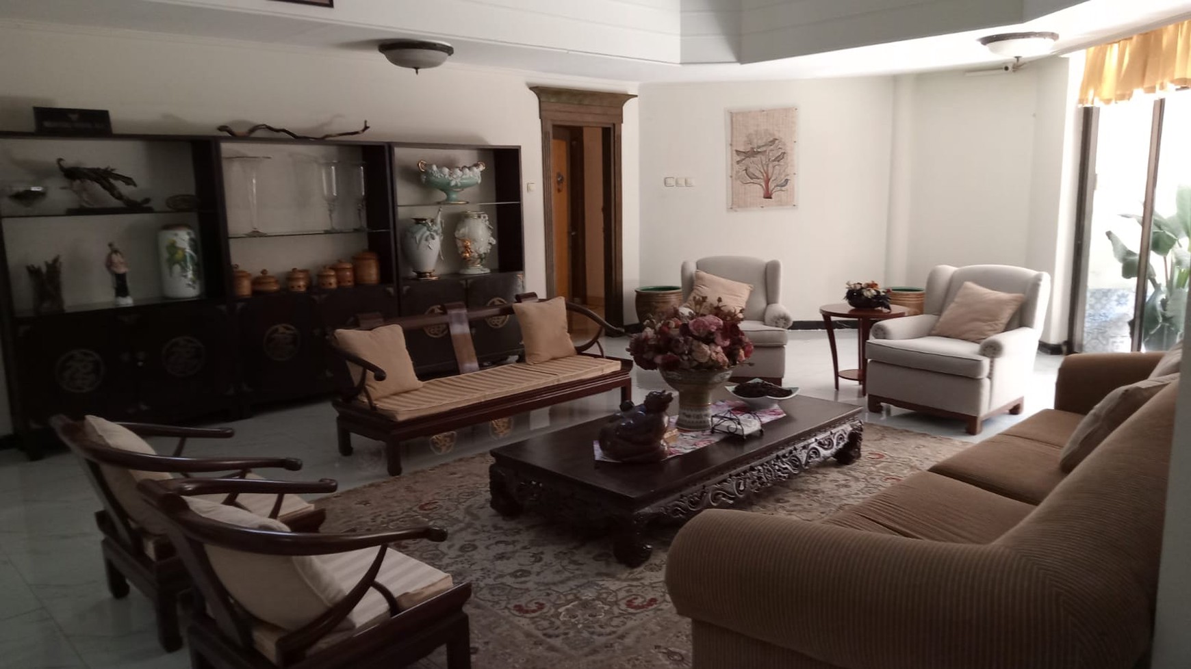 Hunian dalam perumahan elite , dikawasan kuningan jakarta selatan , dekat dengan Rmh sakit , kantor kedutaan , mal , sarana transportasi , pintu tol.