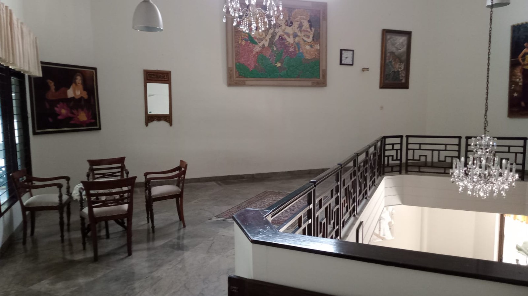 Hunian dalam perumahan elite , dikawasan kuningan jakarta selatan , dekat dengan Rmh sakit , kantor kedutaan , mal , sarana transportasi , pintu tol.