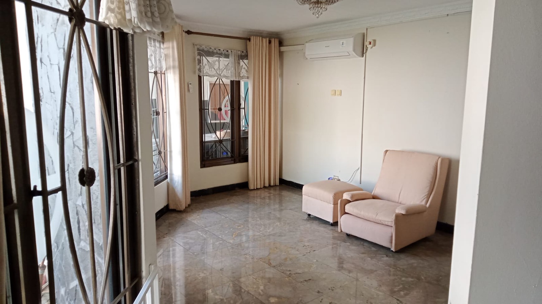 Hunian dalam perumahan elite , dikawasan kuningan jakarta selatan , dekat dengan Rmh sakit , kantor kedutaan , mal , sarana transportasi , pintu tol.