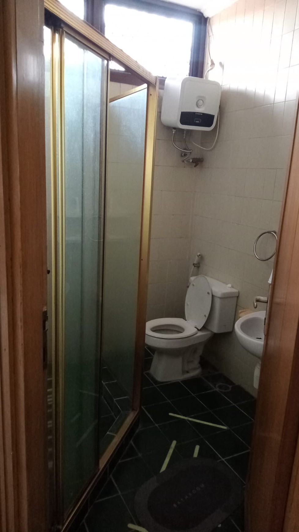 Hunian dalam perumahan elite , dikawasan kuningan jakarta selatan , dekat dengan Rmh sakit , kantor kedutaan , mal , sarana transportasi , pintu tol.