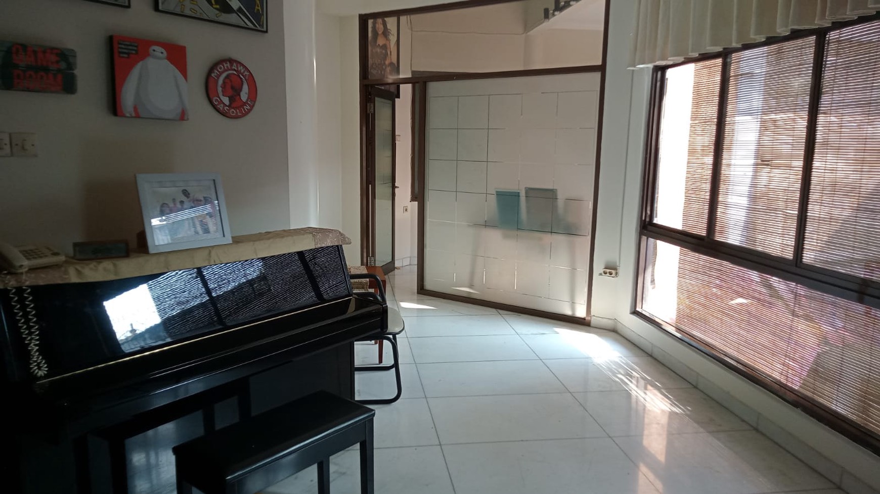 Hunian dalam perumahan elite , dikawasan kuningan jakarta selatan , dekat dengan Rmh sakit , kantor kedutaan , mal , sarana transportasi , pintu tol.