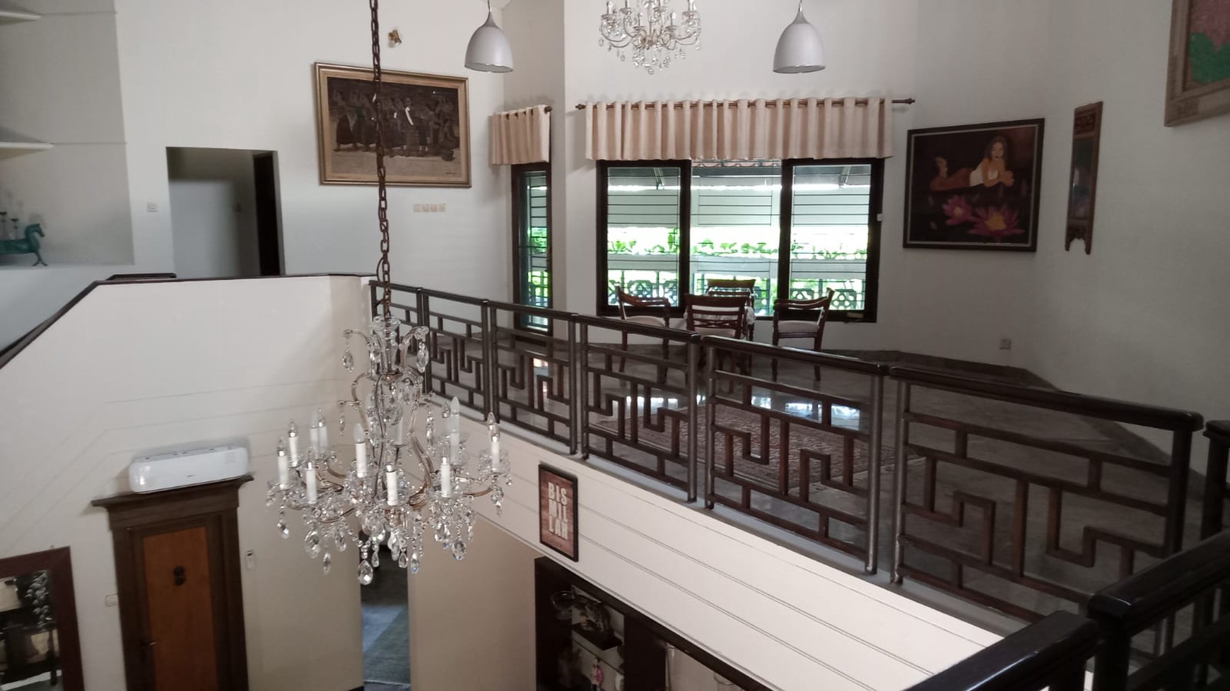 Hunian dalam perumahan elite , dikawasan kuningan jakarta selatan , dekat dengan Rmh sakit , kantor kedutaan , mal , sarana transportasi , pintu tol.