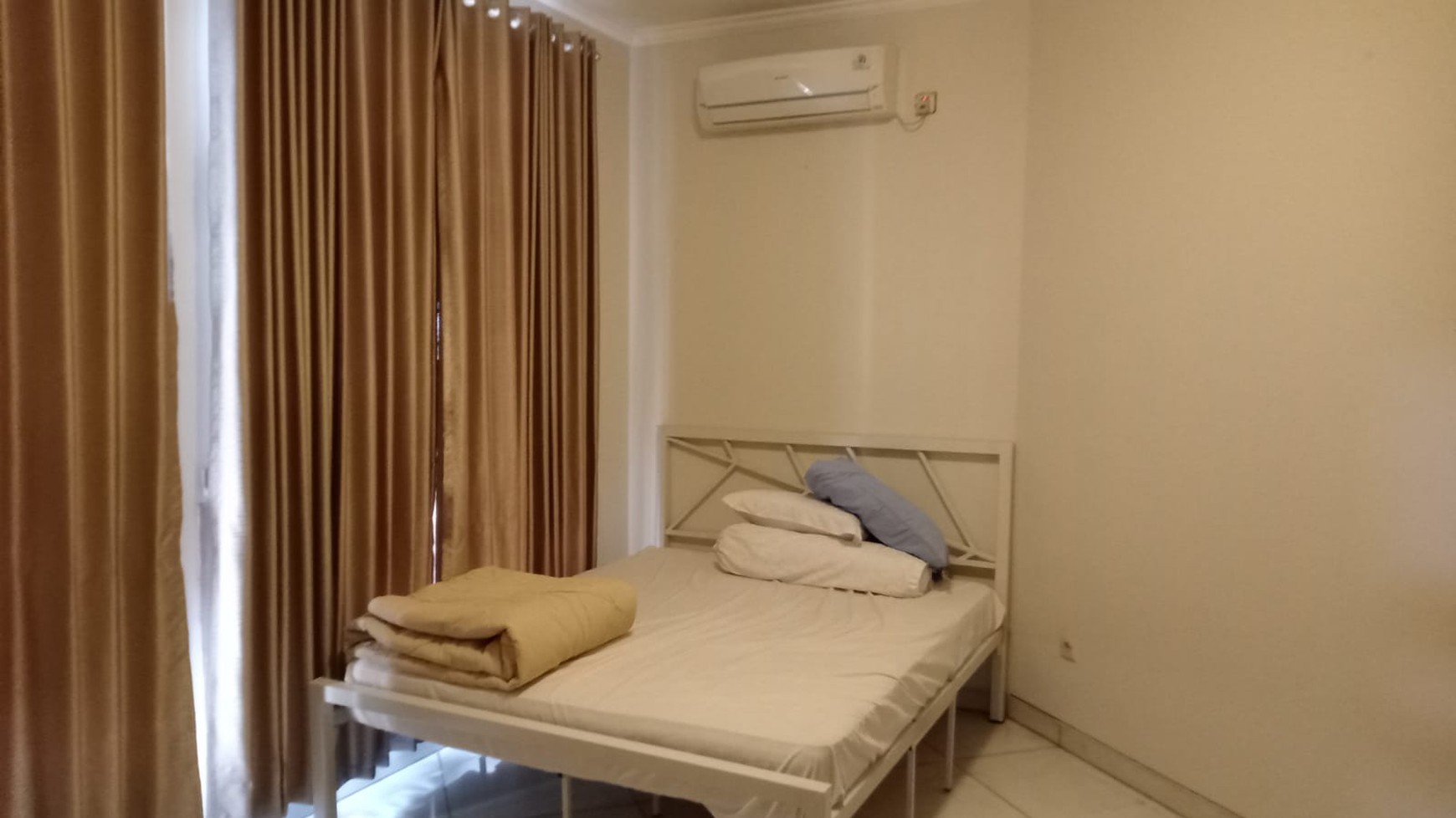 Hunian dalam perumahan elite , dikawasan kuningan jakarta selatan , dekat dengan Rmh sakit , kantor kedutaan , mal , sarana transportasi , pintu tol.