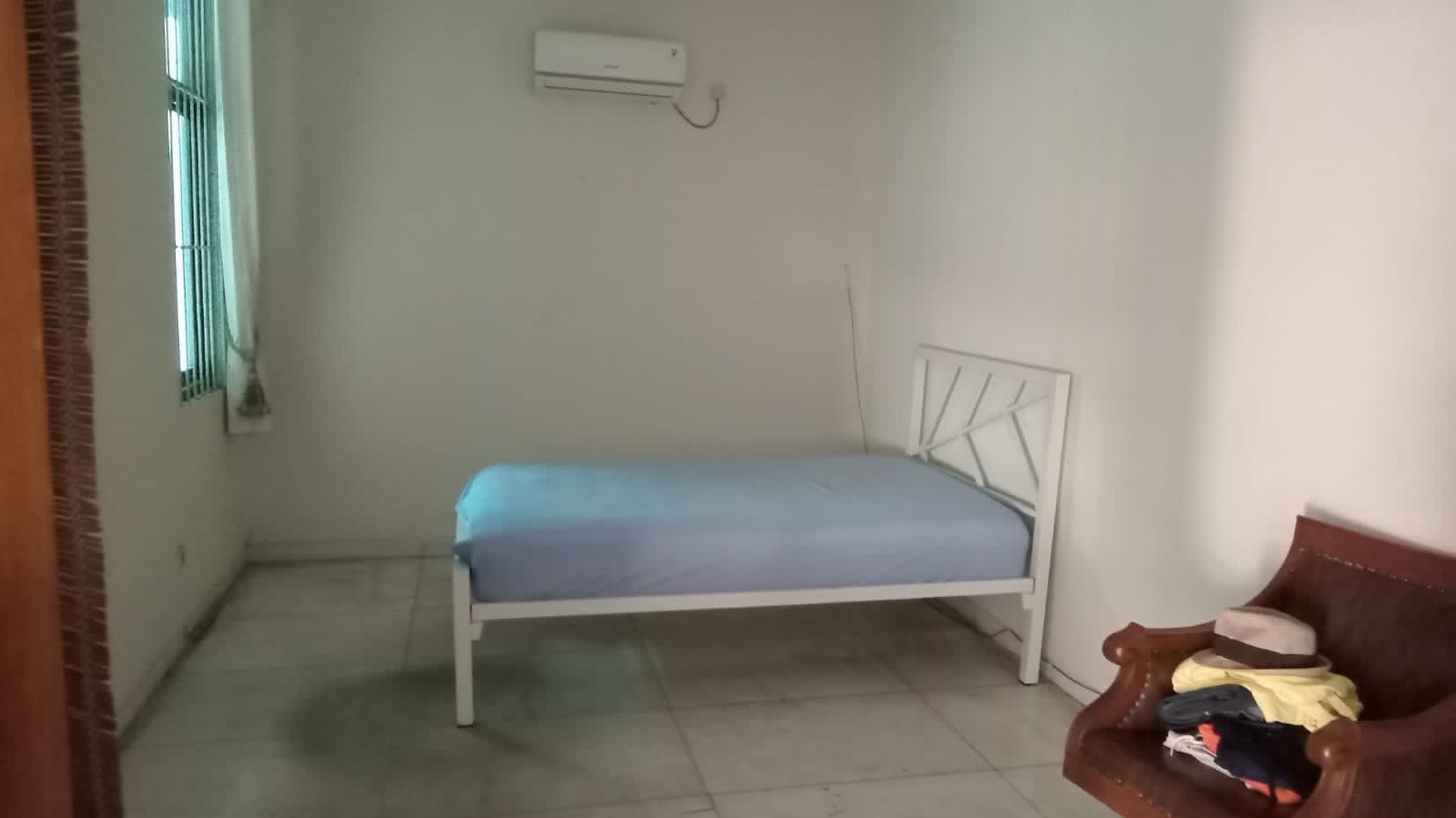 Hunian dalam perumahan elite , dikawasan kuningan jakarta selatan , dekat dengan Rmh sakit , kantor kedutaan , mal , sarana transportasi , pintu tol.