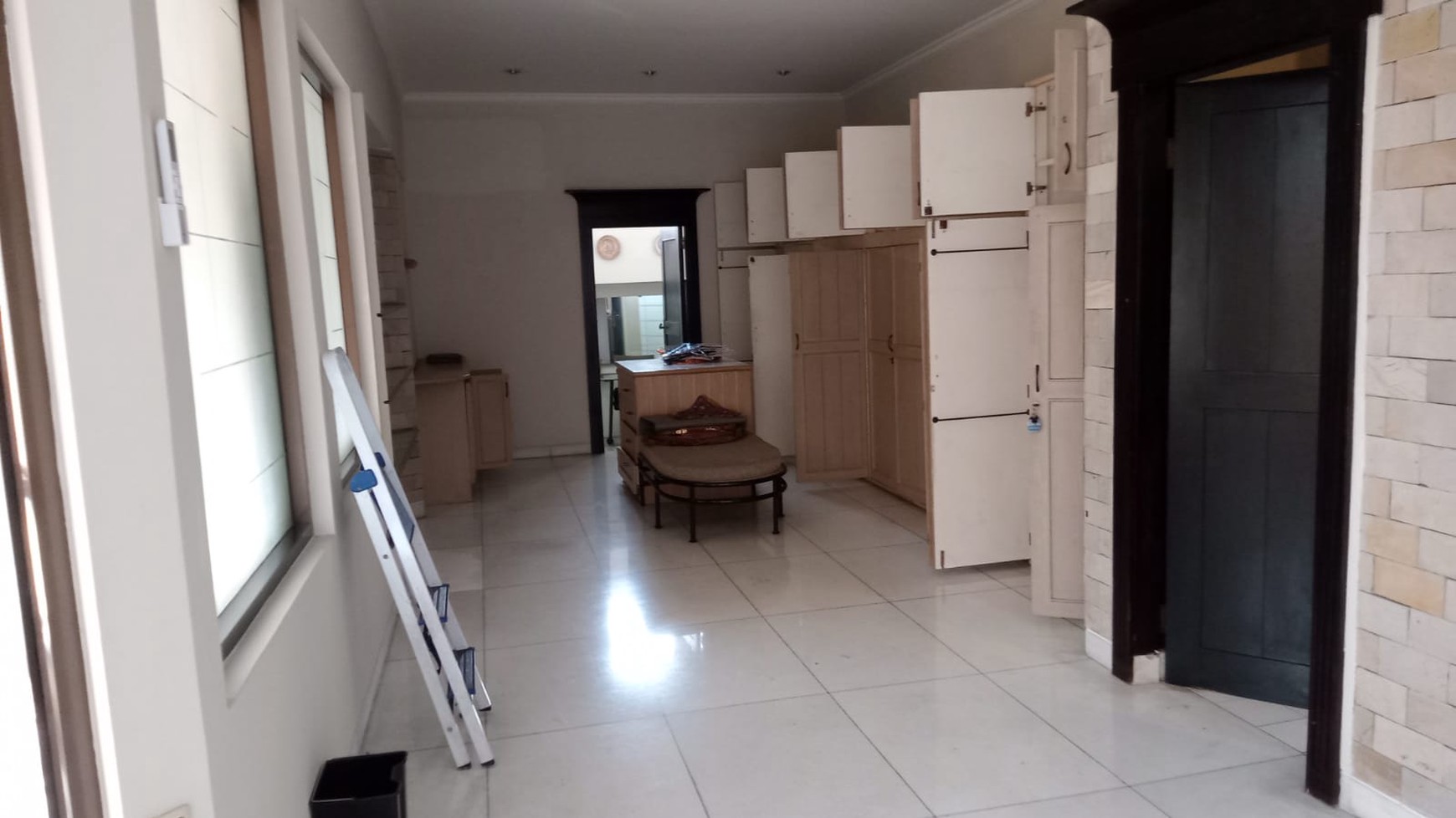 Hunian dalam perumahan elite , dikawasan kuningan jakarta selatan , dekat dengan Rmh sakit , kantor kedutaan , mal , sarana transportasi , pintu tol.