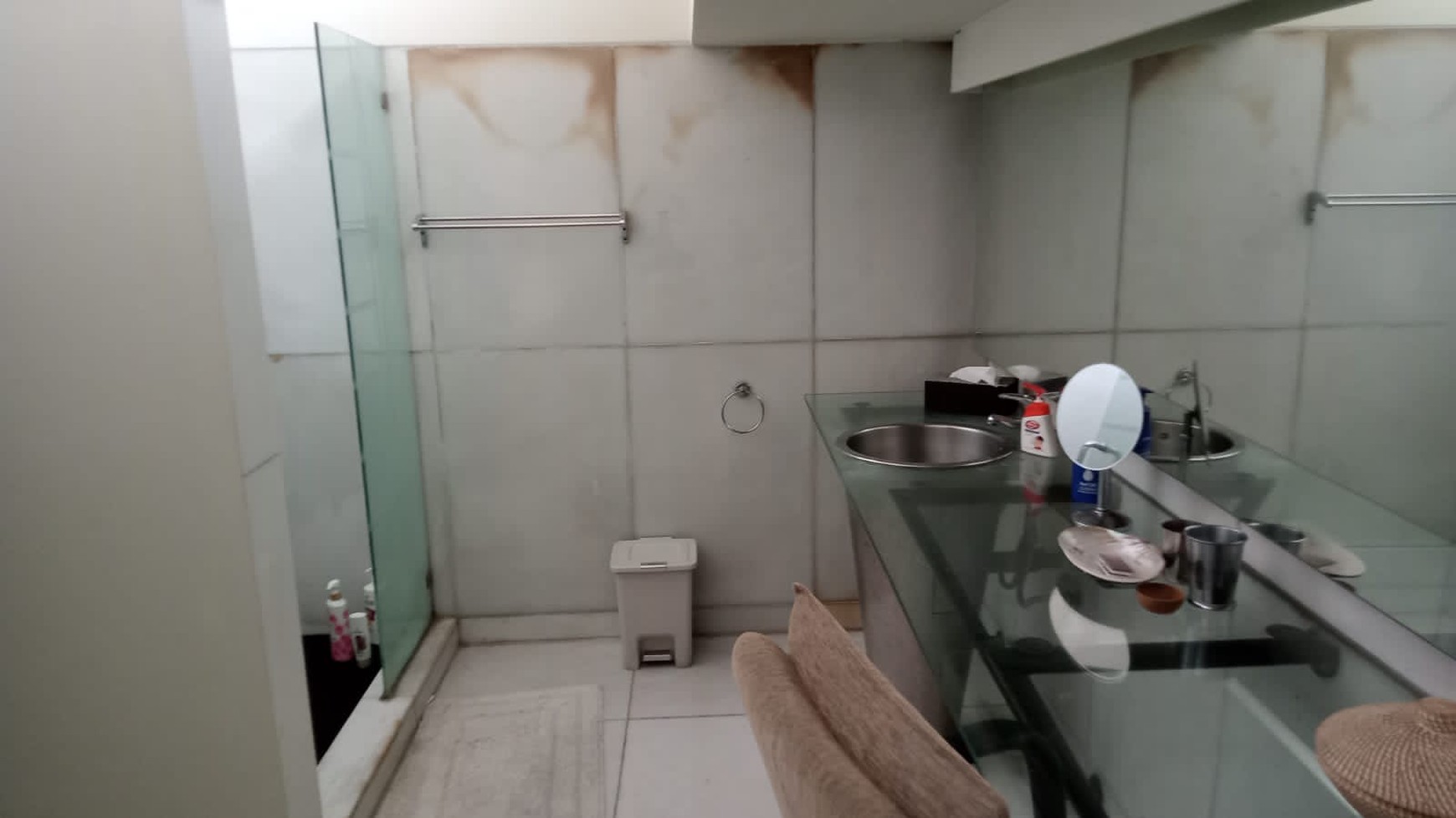 Hunian dalam perumahan elite , dikawasan kuningan jakarta selatan , dekat dengan Rmh sakit , kantor kedutaan , mal , sarana transportasi , pintu tol.