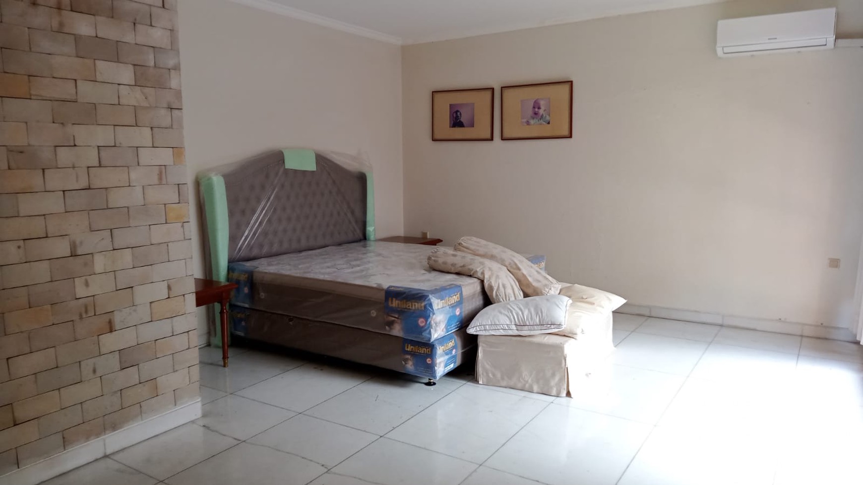 Hunian dalam perumahan elite , dikawasan kuningan jakarta selatan , dekat dengan Rmh sakit , kantor kedutaan , mal , sarana transportasi , pintu tol.