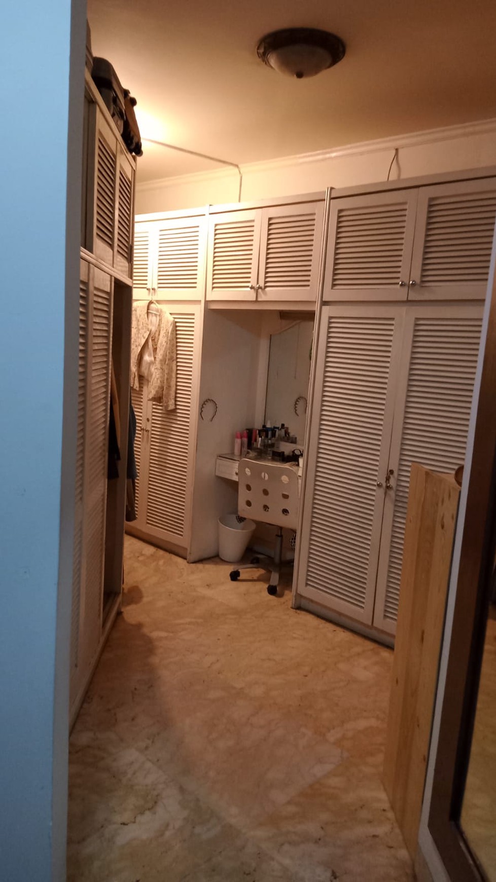 Hunian dalam perumahan elite , dikawasan kuningan jakarta selatan , dekat dengan Rmh sakit , kantor kedutaan , mal , sarana transportasi , pintu tol.