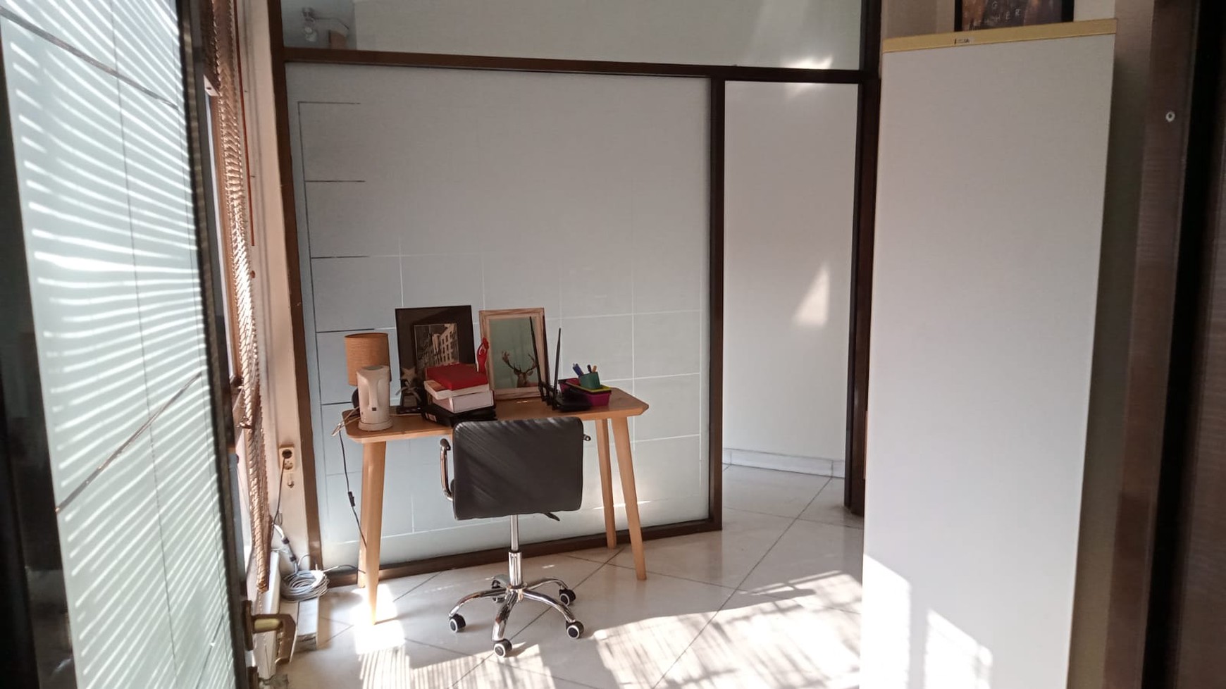 Hunian dalam perumahan elite , dikawasan kuningan jakarta selatan , dekat dengan Rmh sakit , kantor kedutaan , mal , sarana transportasi , pintu tol.