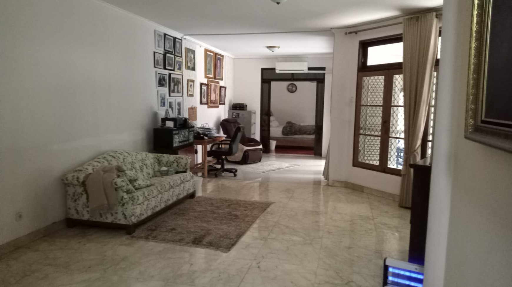 Hunian dalam perumahan elite , dikawasan kuningan jakarta selatan , dekat dengan Rmh sakit , kantor kedutaan , mal , sarana transportasi , pintu tol.