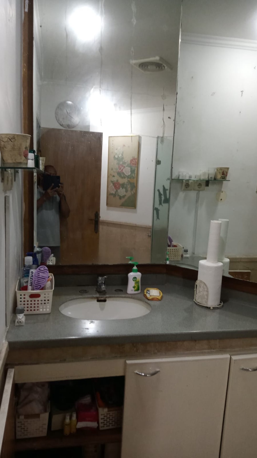 Hunian dalam perumahan elite , dikawasan kuningan jakarta selatan , dekat dengan Rmh sakit , kantor kedutaan , mal , sarana transportasi , pintu tol.