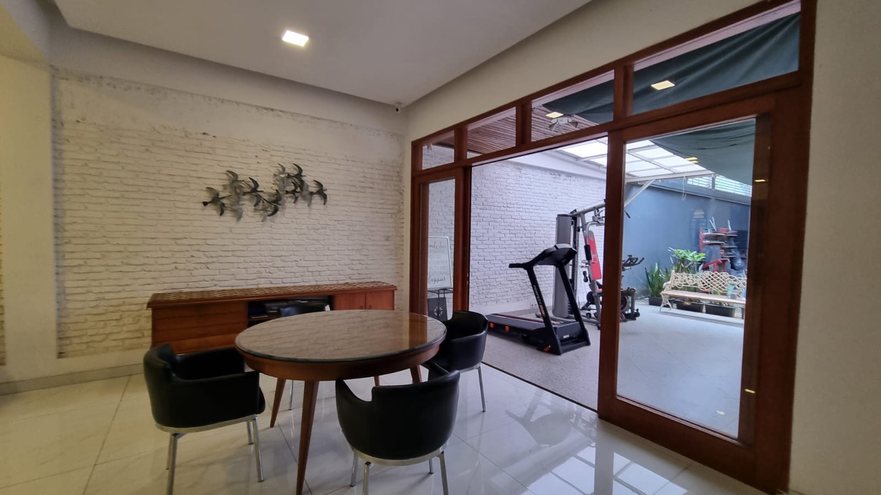 Di jual rumah nyaman di Jl Sinabung Kebayoran Baru dekat Plaza Senayan dan Senayan City.