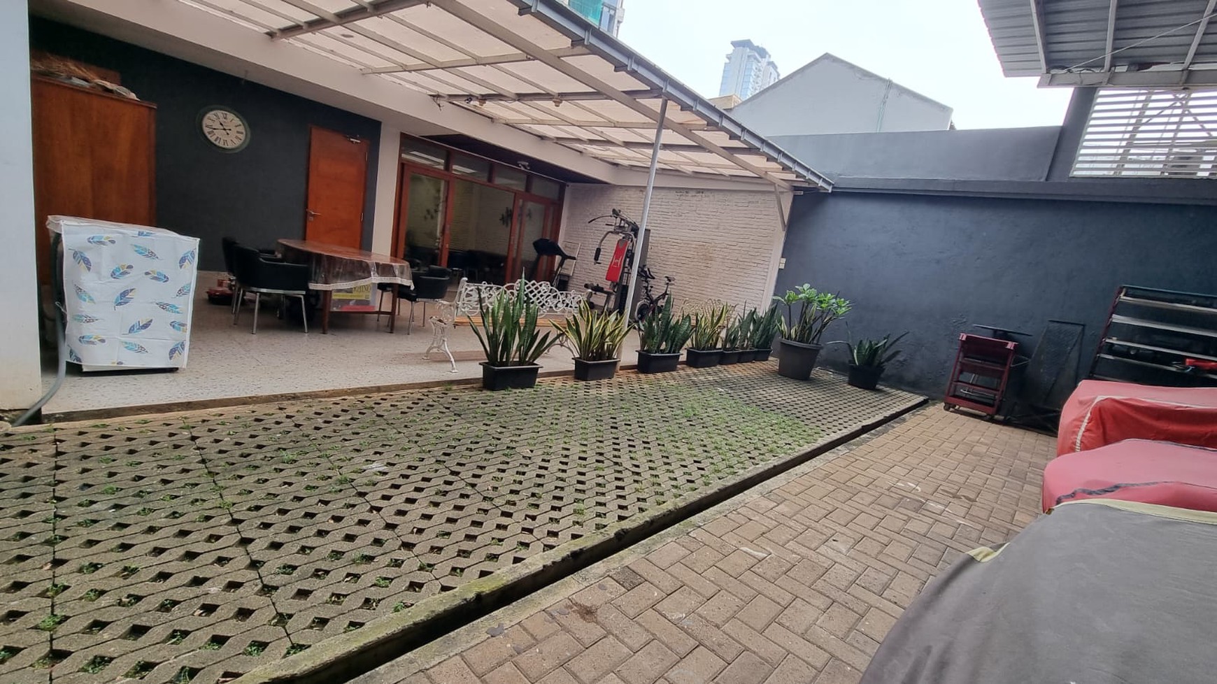 Di jual rumah nyaman di Jl Sinabung Kebayoran Baru dekat Plaza Senayan dan Senayan City.