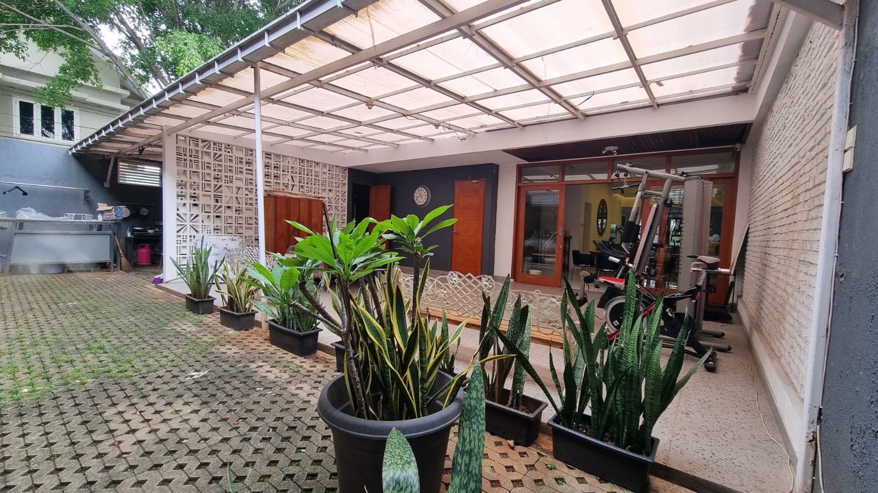 Di jual rumah nyaman di Jl Sinabung Kebayoran Baru dekat Plaza Senayan dan Senayan City.