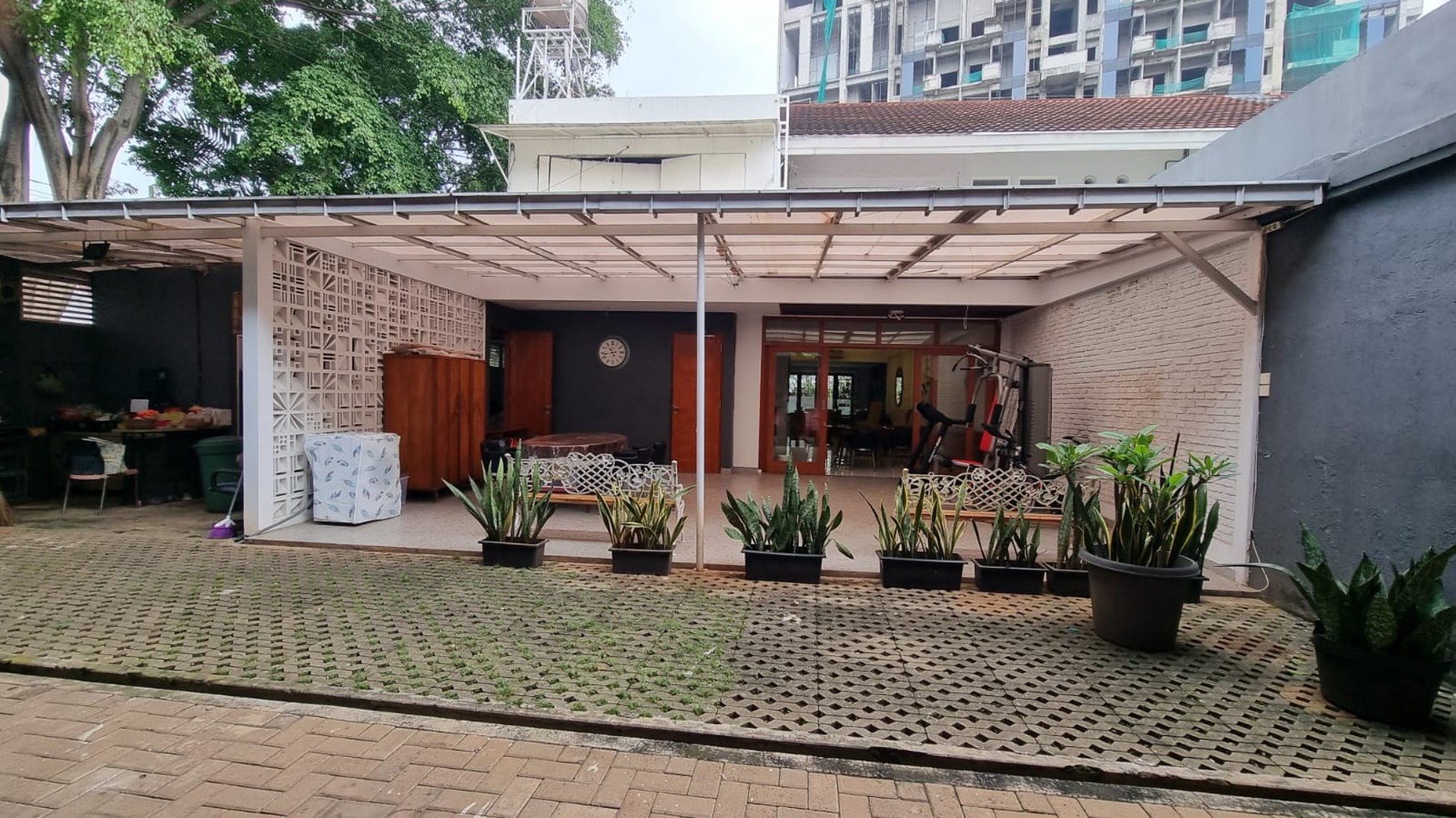 Di jual rumah nyaman di Jl Sinabung Kebayoran Baru dekat Plaza Senayan dan Senayan City.