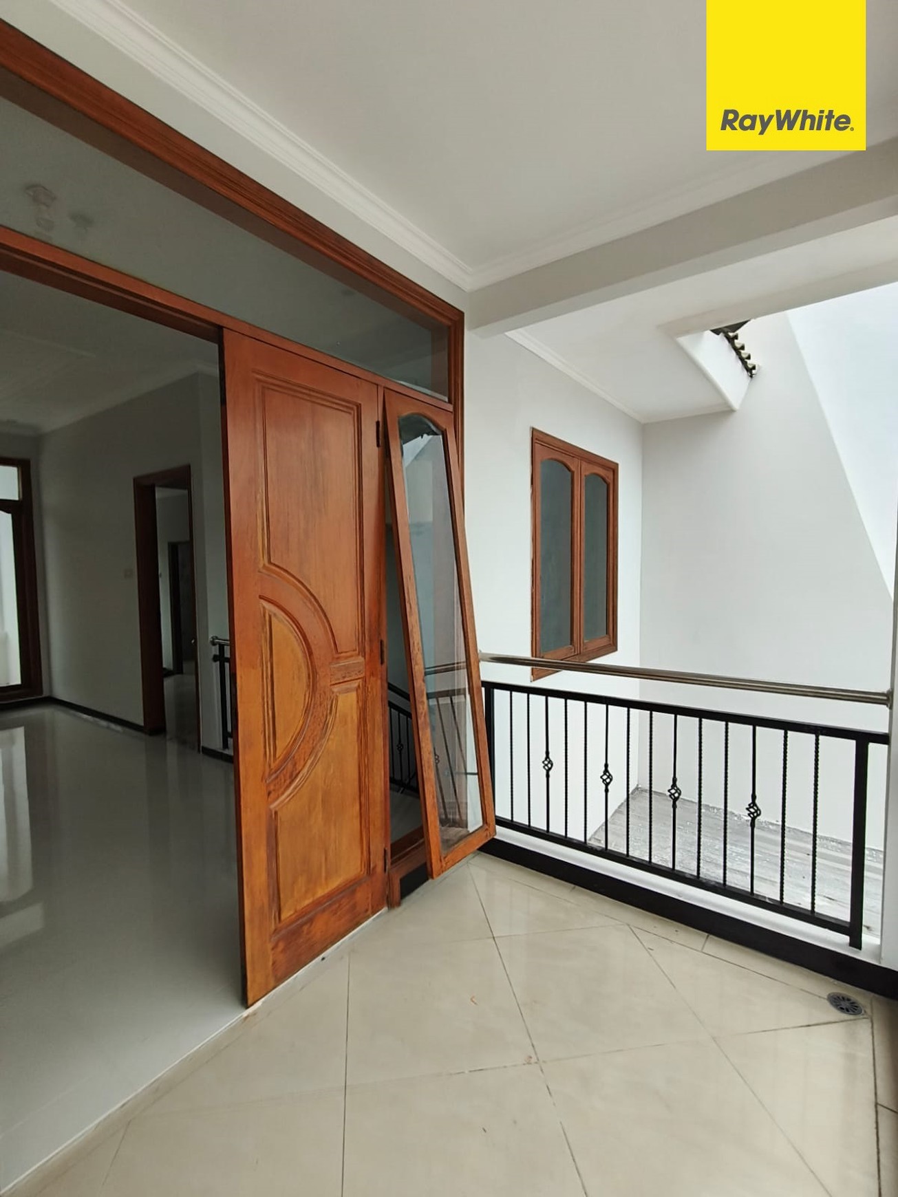 Disewakan Rumah 2 lantai di Dukuh Kupang Timur Surabaya