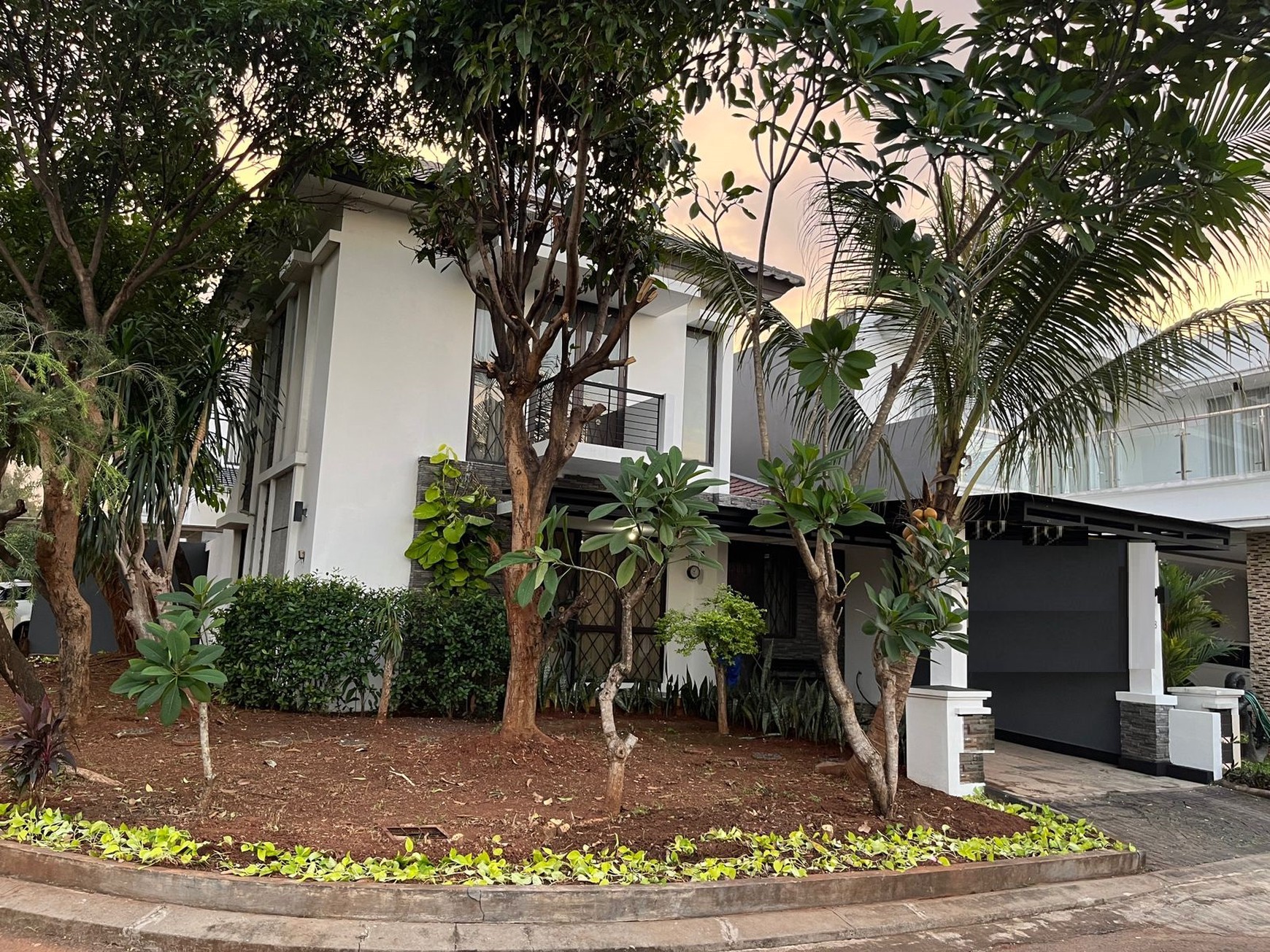 Rumah Luas, 2 Lantai, Bagus, dalam Cluster dan Siap huni di Gunung Putri