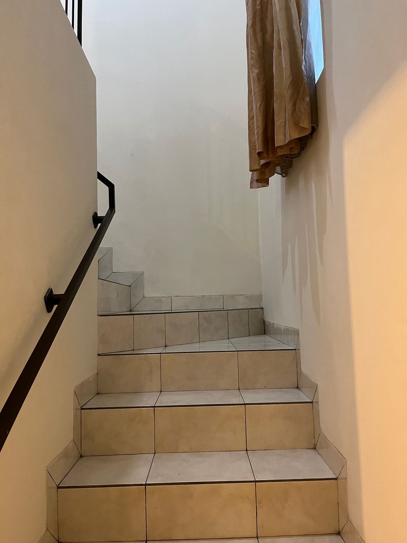 Rumah Luas, 2 Lantai, Bagus, dalam Cluster dan Siap huni di Gunung Putri