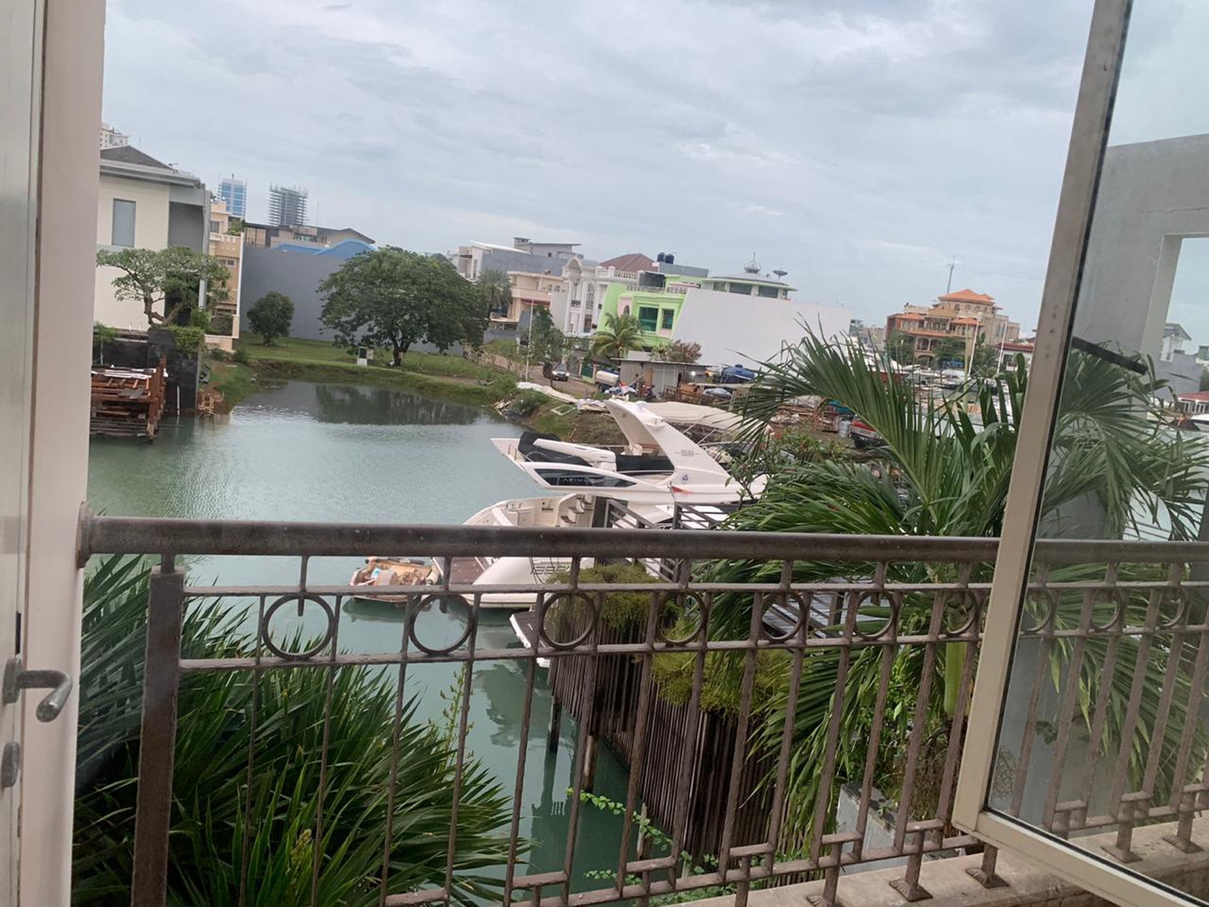 RUMAH DI PANTAI MUTIARA PANTAI INDAH KAPUK