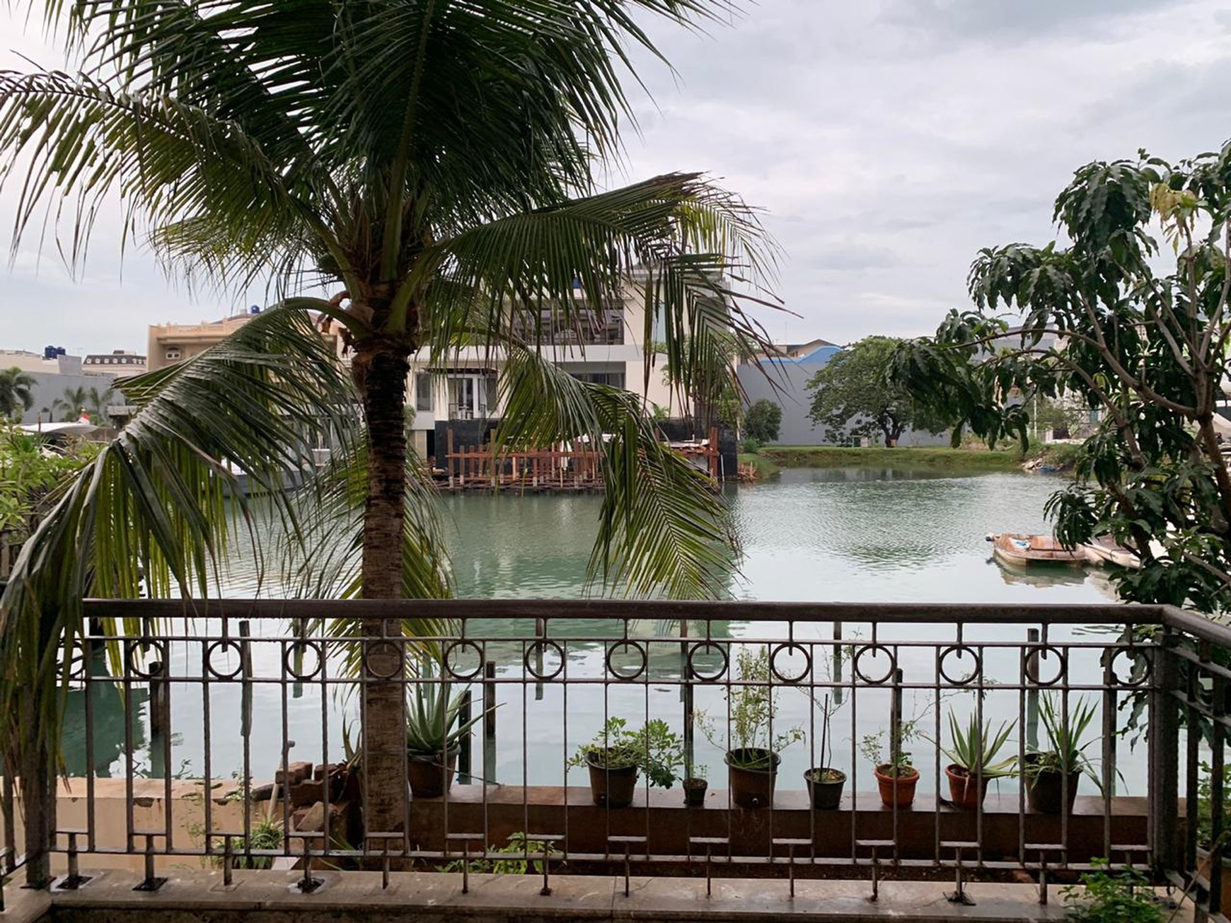 RUMAH DI PANTAI MUTIARA PANTAI INDAH KAPUK
